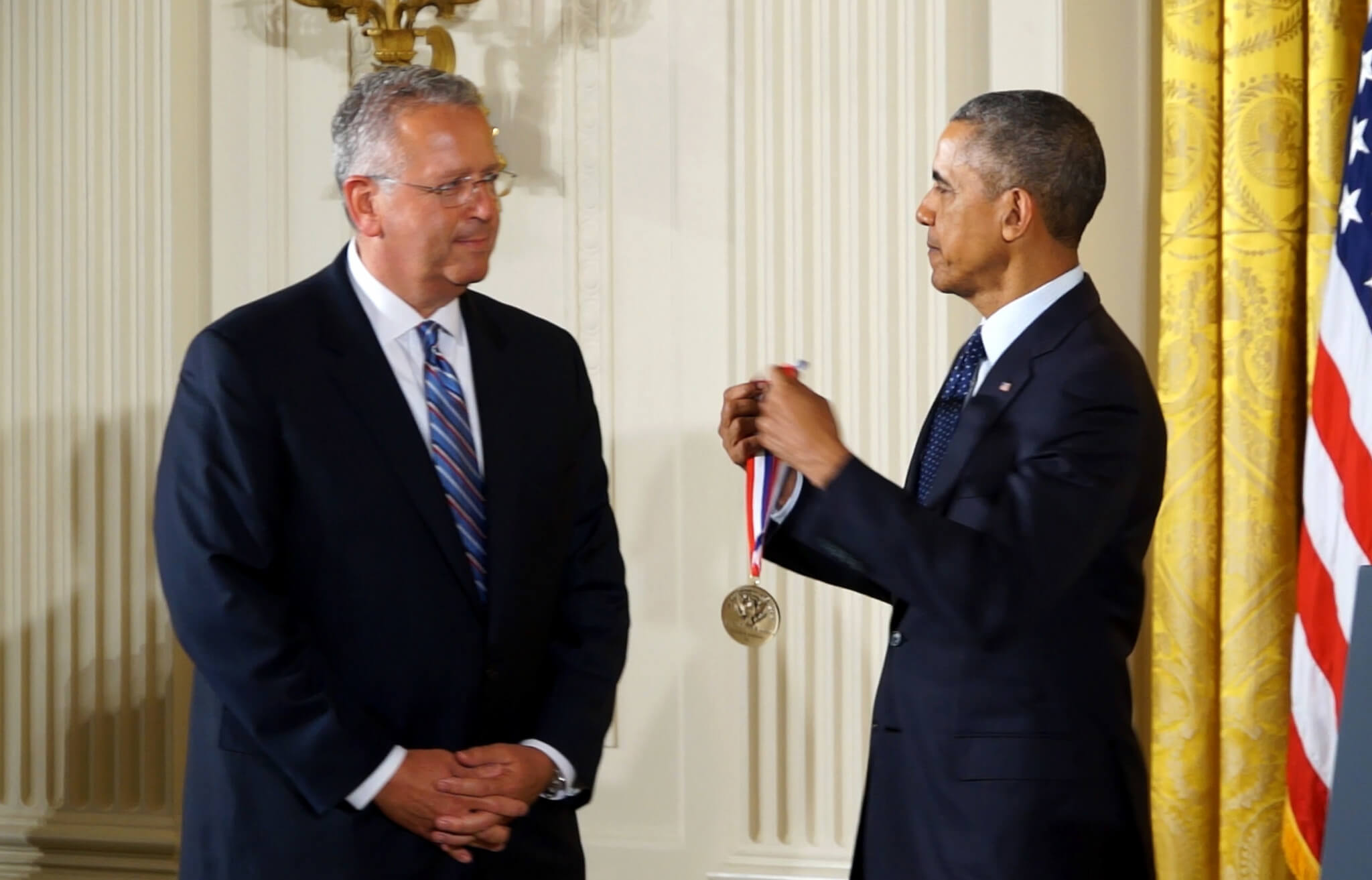 Joseph DeSimone is given an award by Presdient Obama.