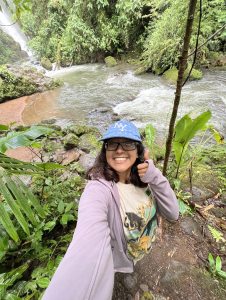 Seka Shahriar se toma una selfie frente a una cascada