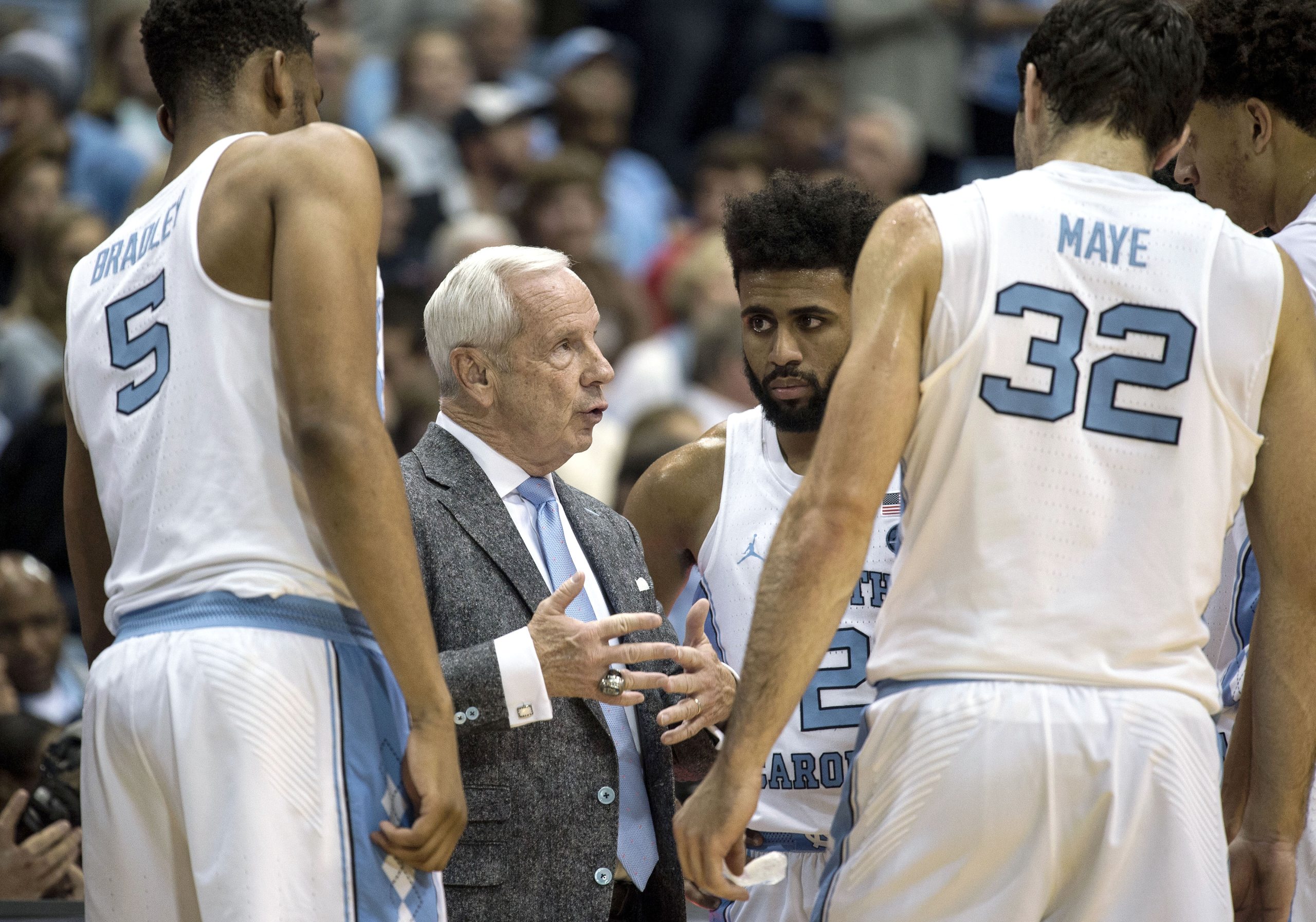 Roy WIlliams speaking with players during a time out.